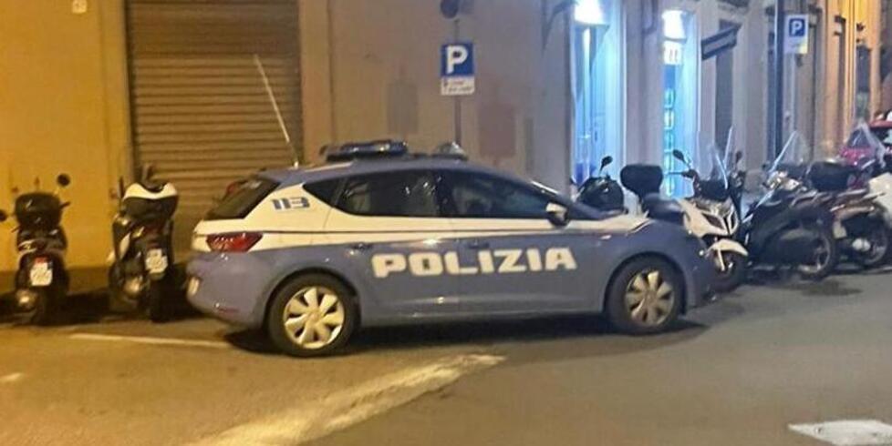 Dà fuoco all’auto della ex sotto casa. La polizia arresta cinquantenne livornese