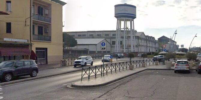 Pisa, aggredisce una coppia sull’Aurelia: accoltella lui e ruba la borsa a lei