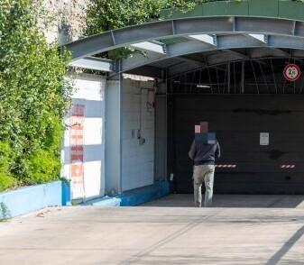 Firenze, trovato morto in strada all’Isolotto. L’uomo, 62 anni, viveva in un garage