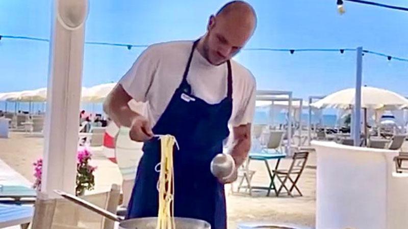 Forte dei Marmi, il giovane chef Nicola Poli al bagno Flora di Ponente. Il suo progetto: «Una trattoria di mare, con la Versilia nel Dna»