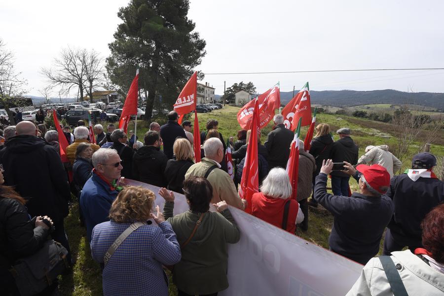
	La protesta: spalle voltate al sindaco Vivarelli Colonna (foto Agenzia Bf)

