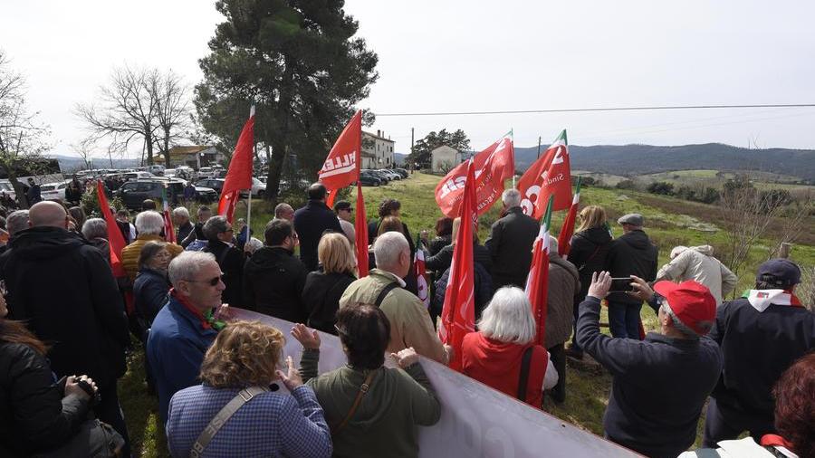La protesta: spalle voltate al sindaco Vivarelli Colonna (foto Agenzia Bf)