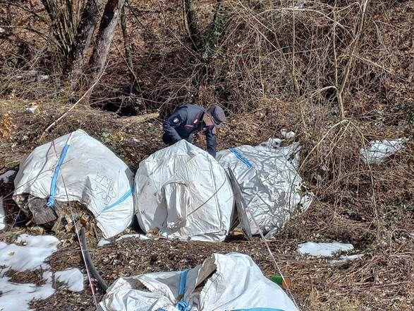 Serramazzoni, smaltiscono rifiuti speciali buttandoli da una scarpata: scoperti e denunciati