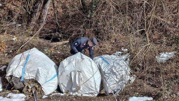 Serramazzoni, smaltiscono rifiuti speciali buttandoli da una scarpata: scoperti e denunciati