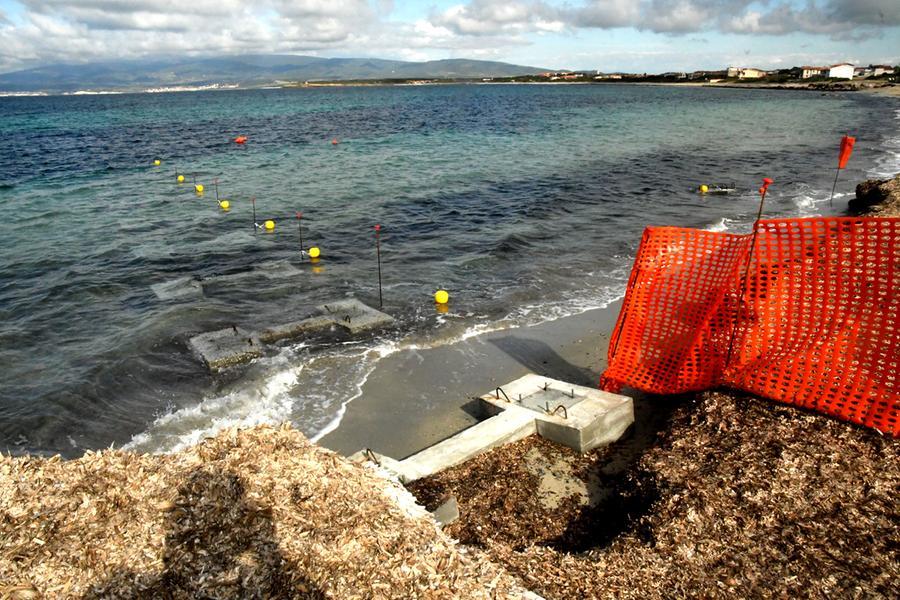 
	I plinti sulla spiaggia e in mare a Sa Marigosa: su di essi pogger&agrave; il pontile

