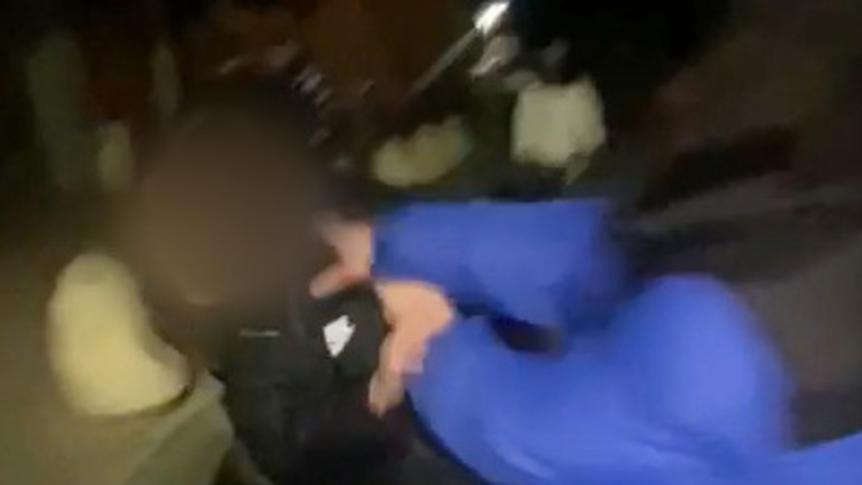 Porto Garibaldi, picchiata dai bulli nel parcheggio mentre gli altri filmano la scena