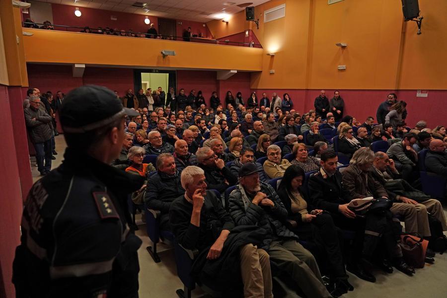 
	I cittadini presenti all'incontro pubblico sul condominio di&nbsp;via Rospicciano

