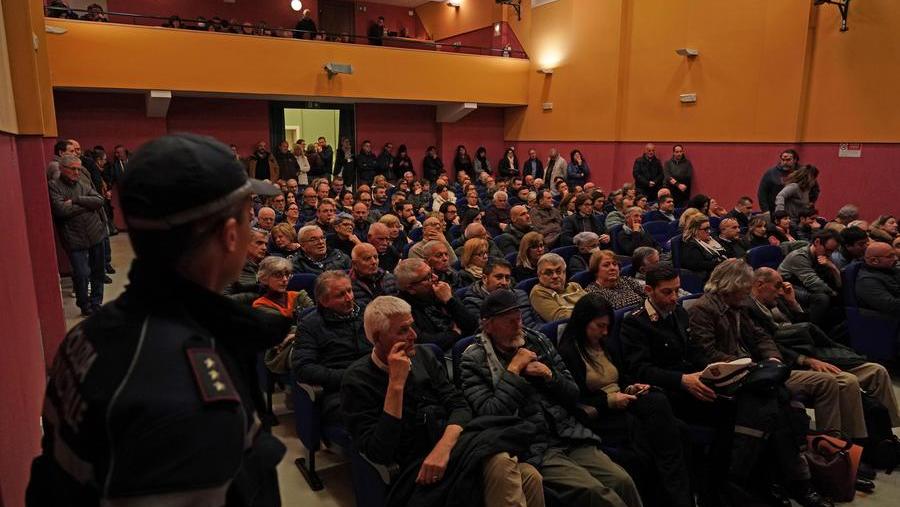 I cittadini presenti all'incontro pubblico sul condominio di via Rospicciano