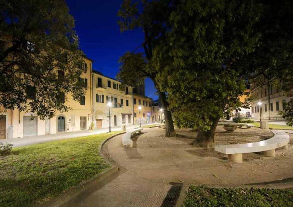 Pestaggio a due studenti a Pisa, cinque indagati: «Ci divertivamo così»