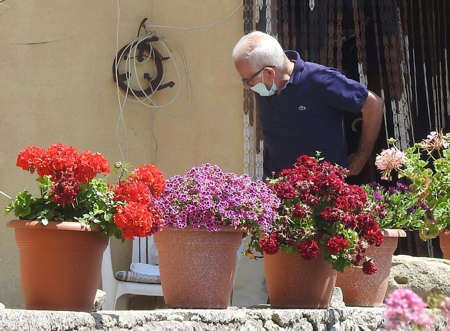 
	Antonino Demelas a casa sua durante&nbsp;la perquisizione dei carabinieri a Mogorella

