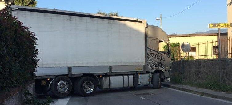 Pistoia, i residenti di via Anna Frank: «Siamo invasi dai camion»