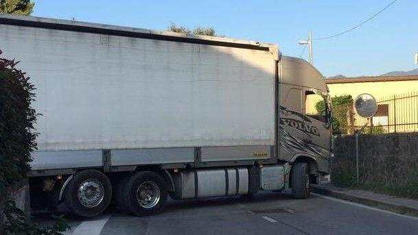Pistoia, i residenti di via Anna Frank: «Siamo invasi dai camion»