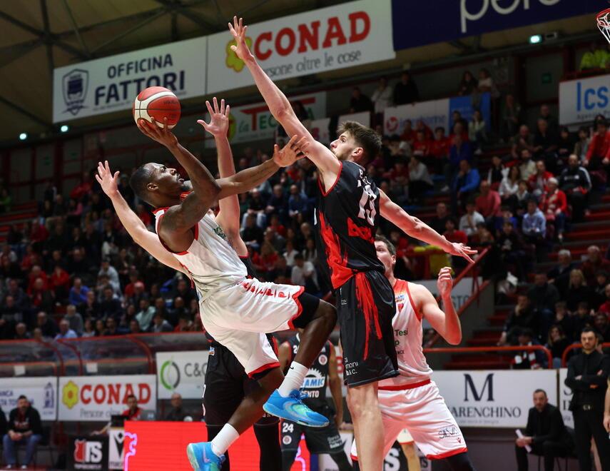 Cade il fortino PalaCarrara. Pistoia, primo ko interno