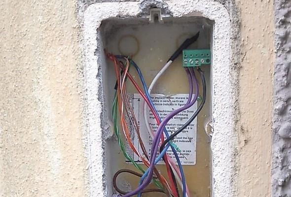 Modena, ladri d’ottone scatenati: sparite le placche dei citofoni in Canalgrande di fronte a Procura e Tribunale