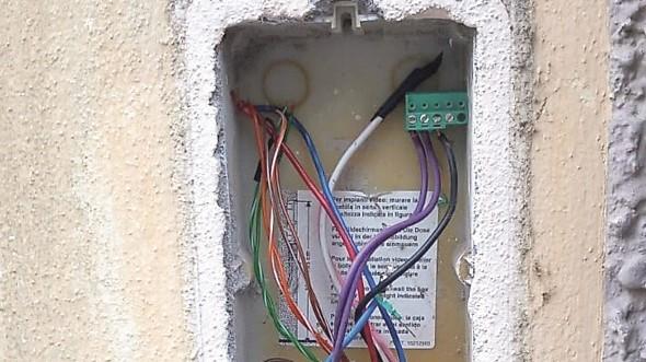 Modena, ladri d’ottone scatenati: sparite le placche dei citofoni in Canalgrande di fronte a Procura e Tribunale