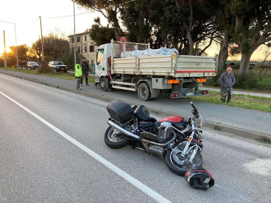 Cecina, morto in moto a 66 anni: individuato l’automobilista pirata