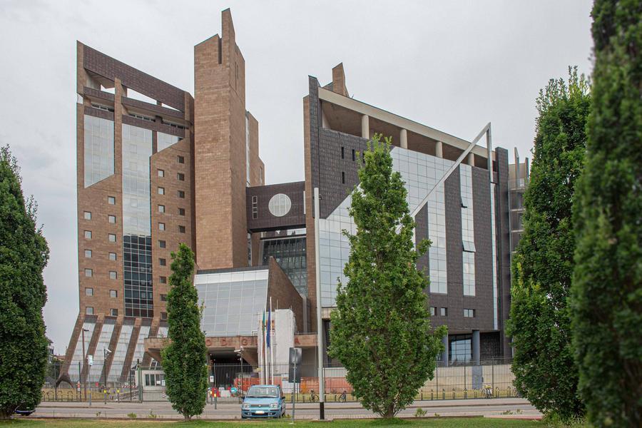 «Si è finta avvocato»: finisce nei guai la figlia dell’ex senatore Denis Verdini