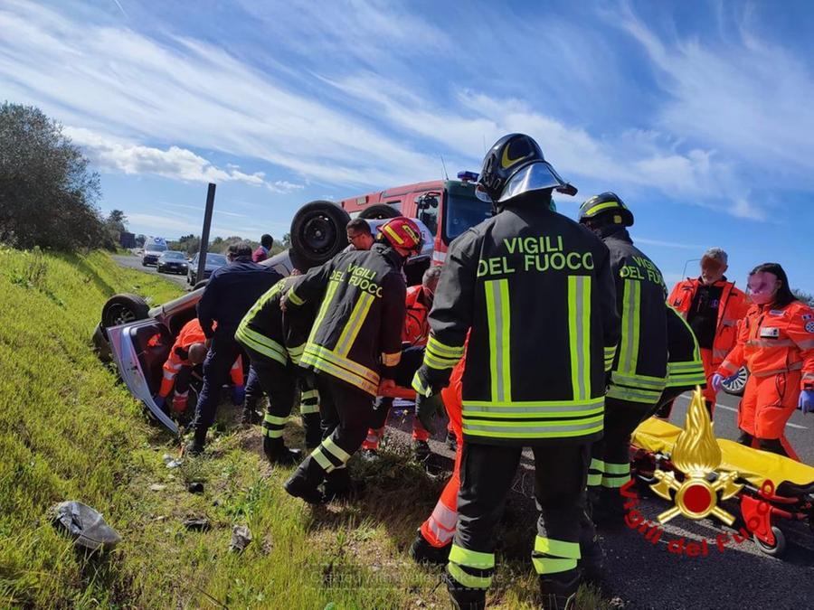 Auto si ribalta sulla strada Sassari-Alghero: conducente in ospedale