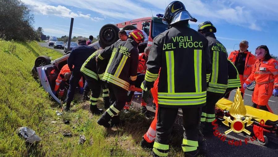 Auto si ribalta sulla strada Sassari-Alghero: conducente in ospedale