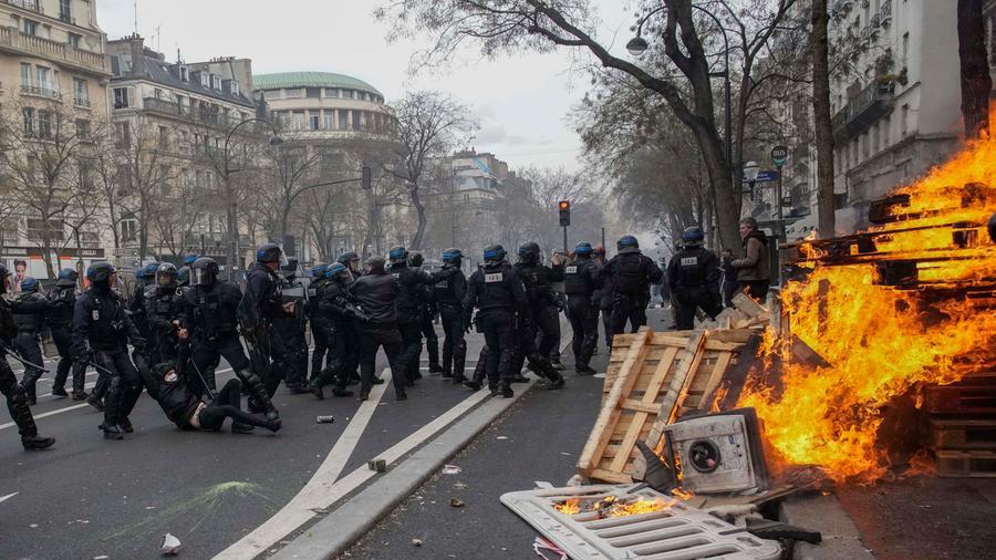 In Francia infuria la protesta contro la riforma delle pensioni di Macron: scontri a Parigi – Video