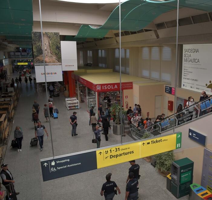 Ubriachi a bordo, a Olbia l’aereo parte in ritardo