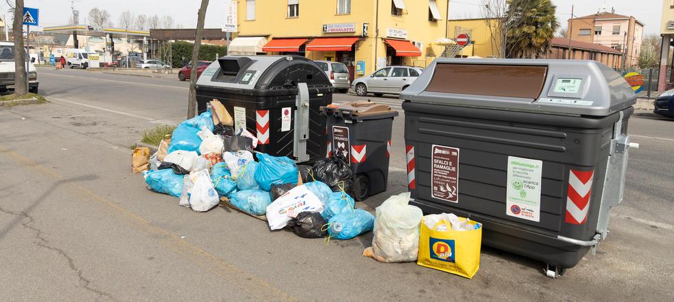 Modena «Rifiuti, nessuna emergenza» Hera contro la protesta in centro 