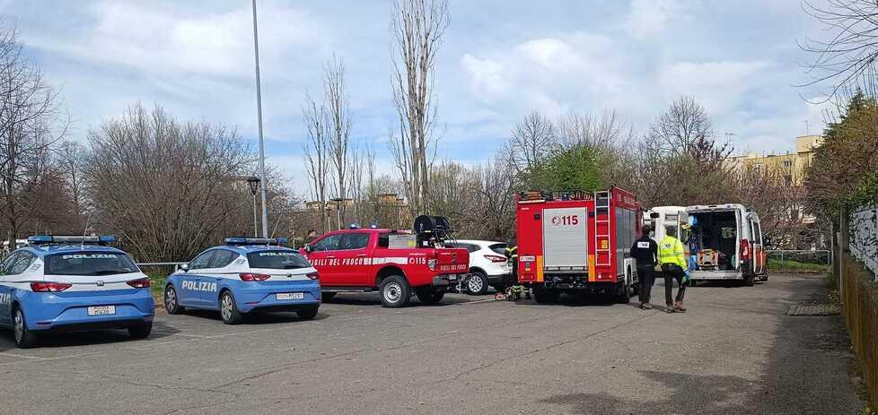 Sassuolo Cade mentre pota l’albero 77enne infilzato da un palo 