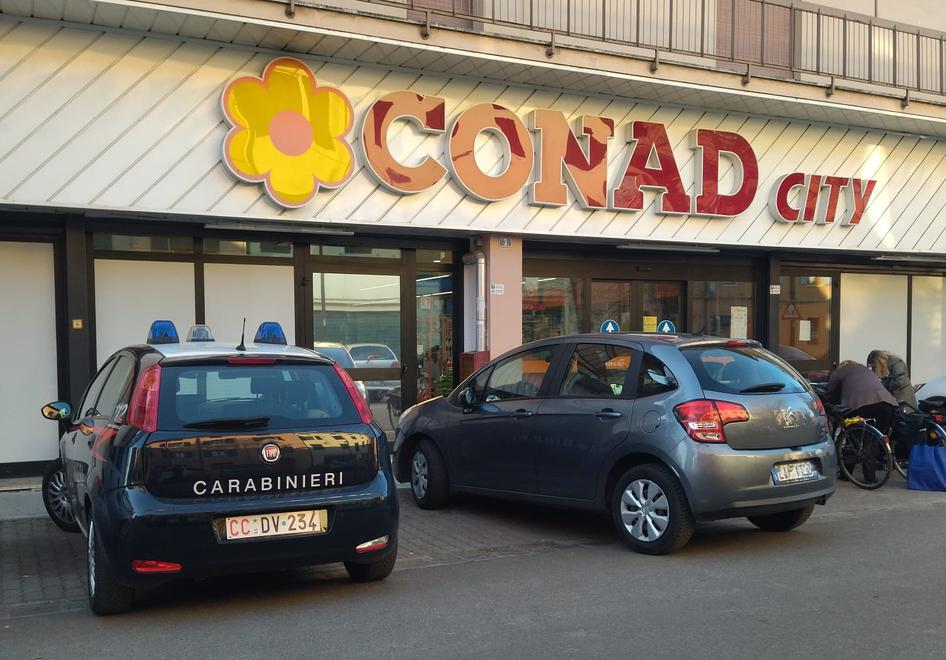 Carpi Minaccia e rapina la cassiera del Conad