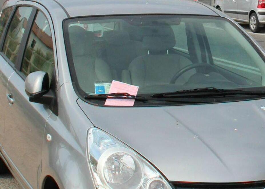 Un’auto con la sanzione sotto al tergicristallo