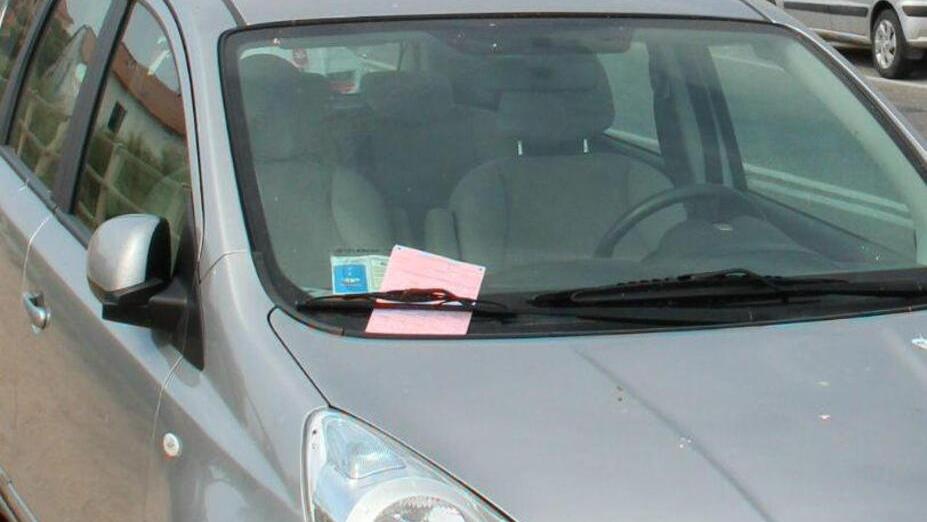 Un’auto con la sanzione sotto al tergicristallo