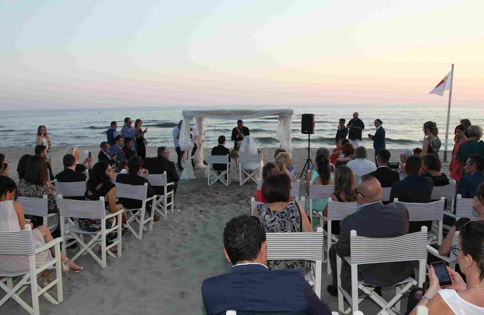 Un matrimonio sulla spiaggia di uno stabilimento balneare di Viareggio (foto di archivio)