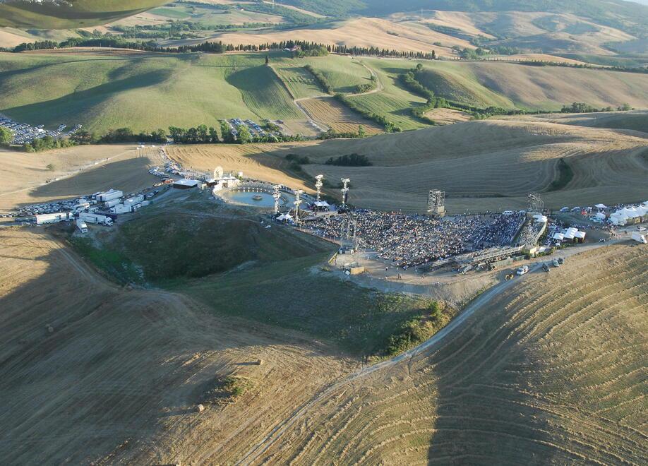 Il palco del Teatro  del Silenzio nel terreno nei dintorni di Lajatico