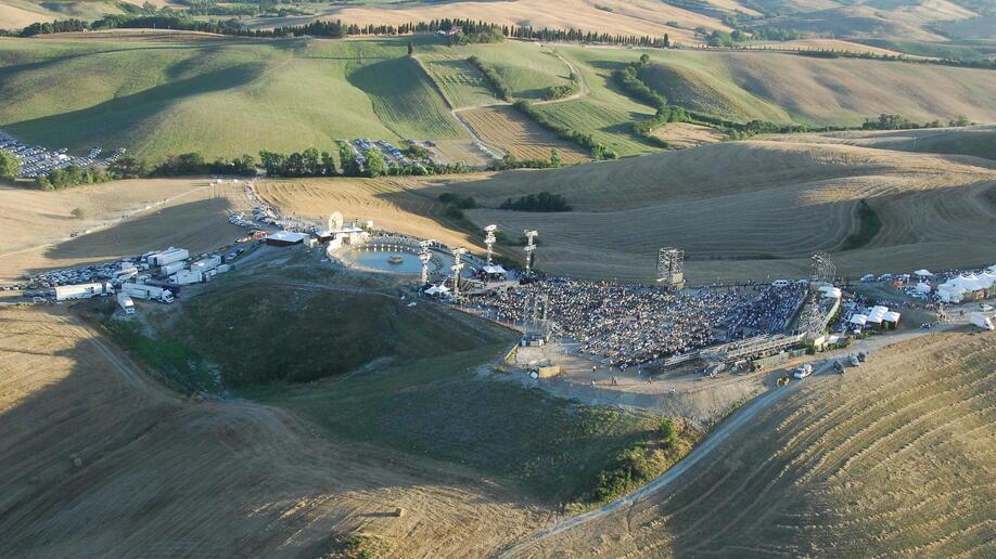 Il palco del Teatro del Silenzio nel terreno nei dintorni di Lajatico