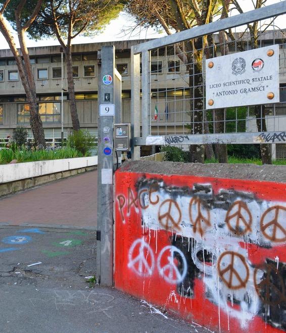 Firenze, le baby gang terrorizzano San Salvi. Incubo rapine: «Paga o sono botte»