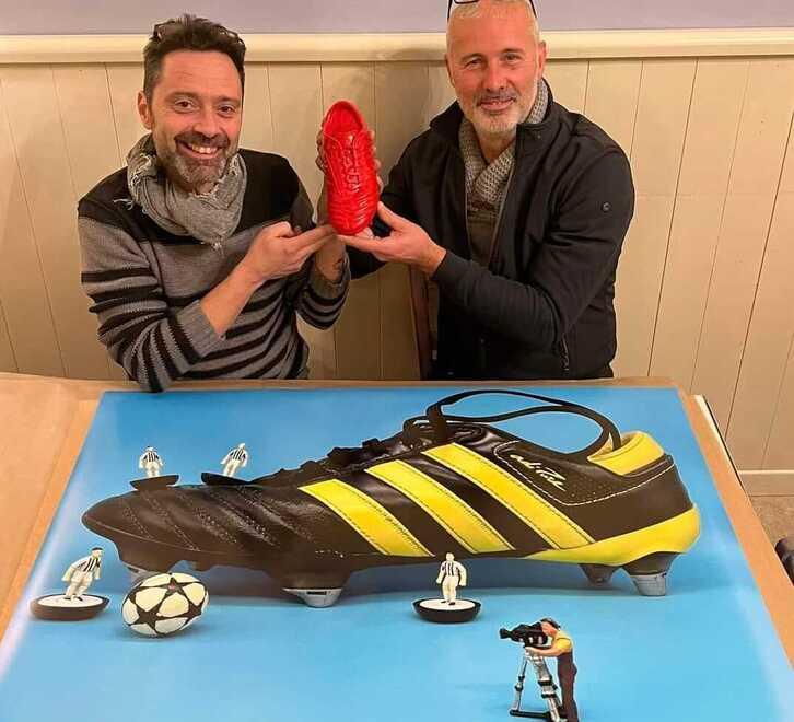 Matteo Castagnini e Michele Bertellotti con la scarpa di Del Piero