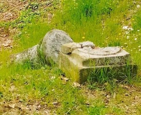 Vandali ancora in azione a Campegine: distrutto il pilastro che ricorda i Caduti