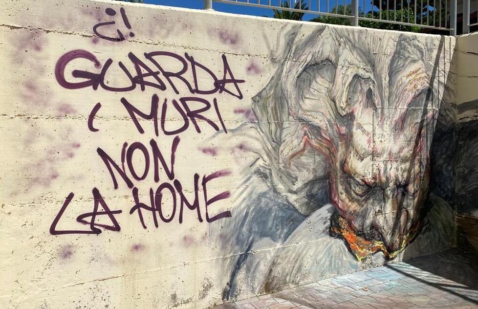 San Vincenzo, vandali al Passaggino:  deturpato il murale realizzato per i 700 anni dalla morte di Dante