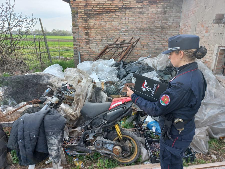Degrado in via Gabella, scattano i controlli e le sanzioni: trovati sette clandestini