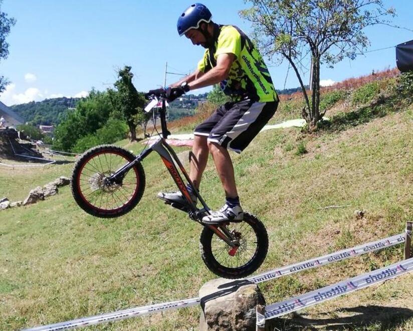 Una prova di bike trial al campo gara di Riparbella