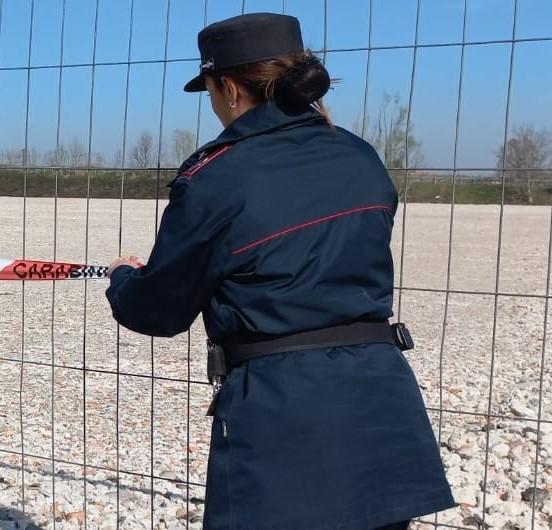 Piazzale costruito con scarti pericolosi, un denunciato e 170 tonnellate di rifiuti edili sequestrati