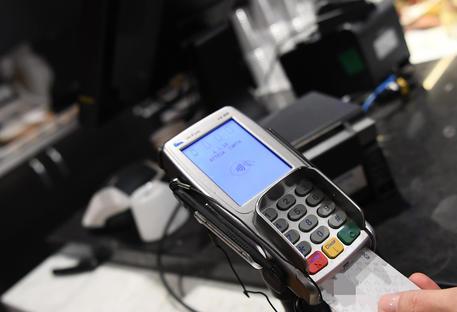 Furti con la carta di credito dell’anziano: chieste condanne per la badante e la nuora di lei