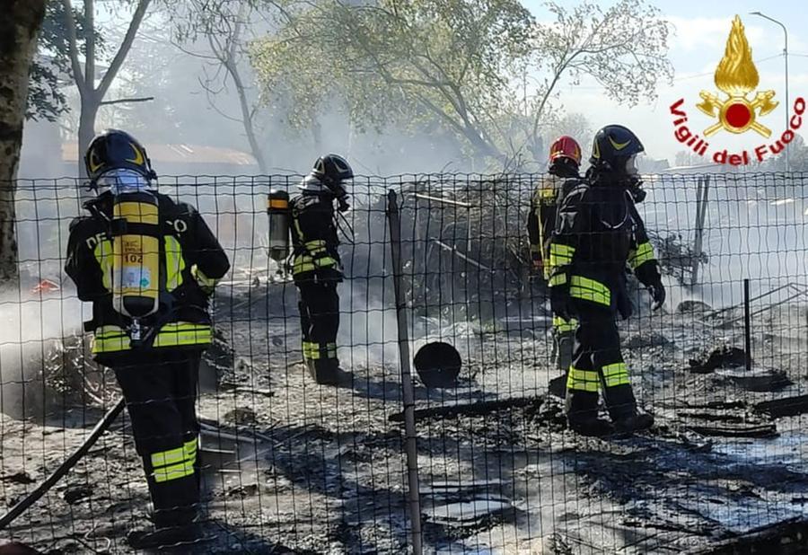 Allarme in via Martin Luther King, brucia materiale scenografico