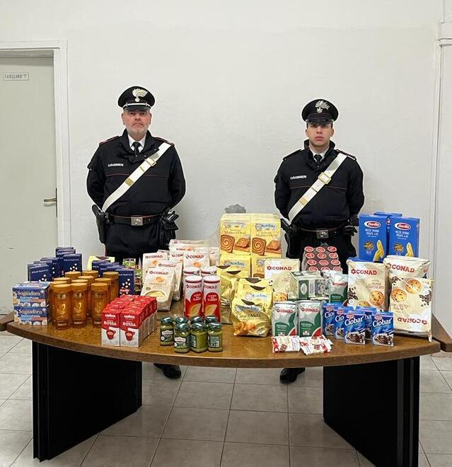 I carabinieri con una parte della merce rubata