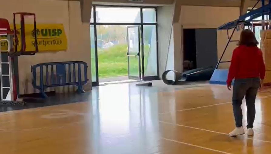 Livorno, cade un grosso tubo dal soffitto: chiusa la palestra della Bastia – Video