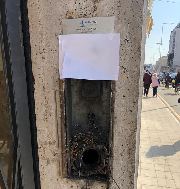 Modena Banda dell’ottone, spariti i campanelli in via Castellaro 