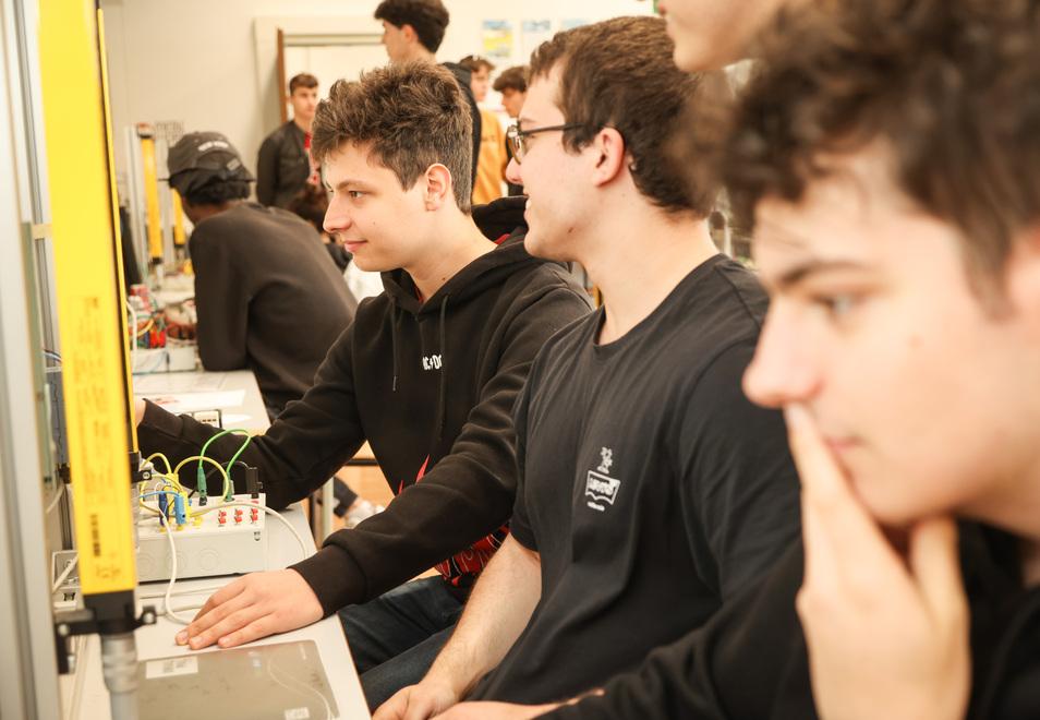 Modena Viaggio tra laboratori ad alta precisione dove il robot può costruire la Ghirlandina 