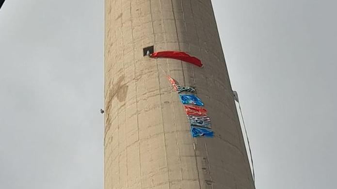 
	L&#39;ultima protesta dei lavoratori della Portovesme in cima alla ciminiera, a cento metri d&#39;altezza

