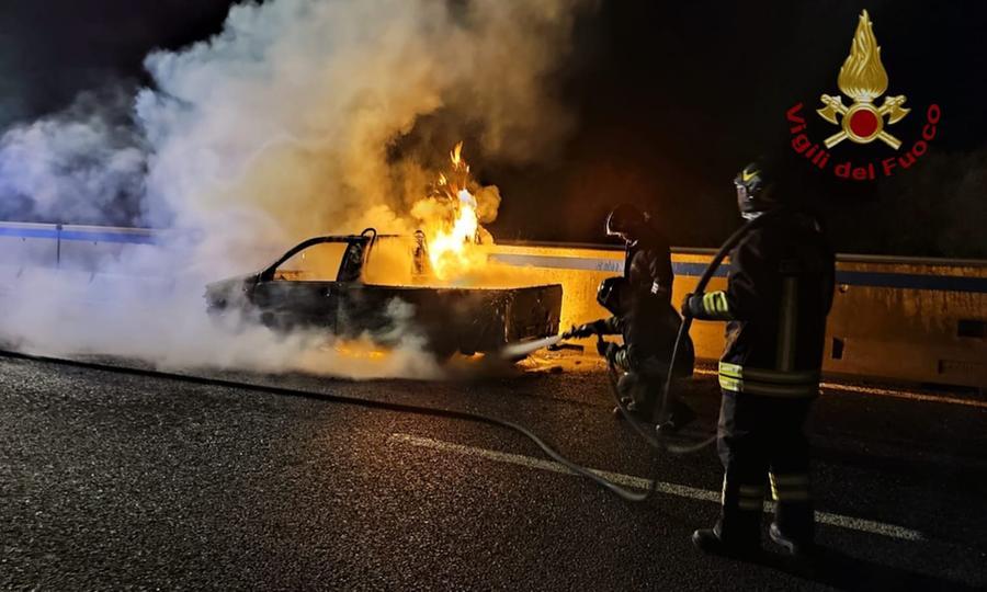 Sassari, auto in fiamme sulla camionale: intervengono i vigili del fuoco