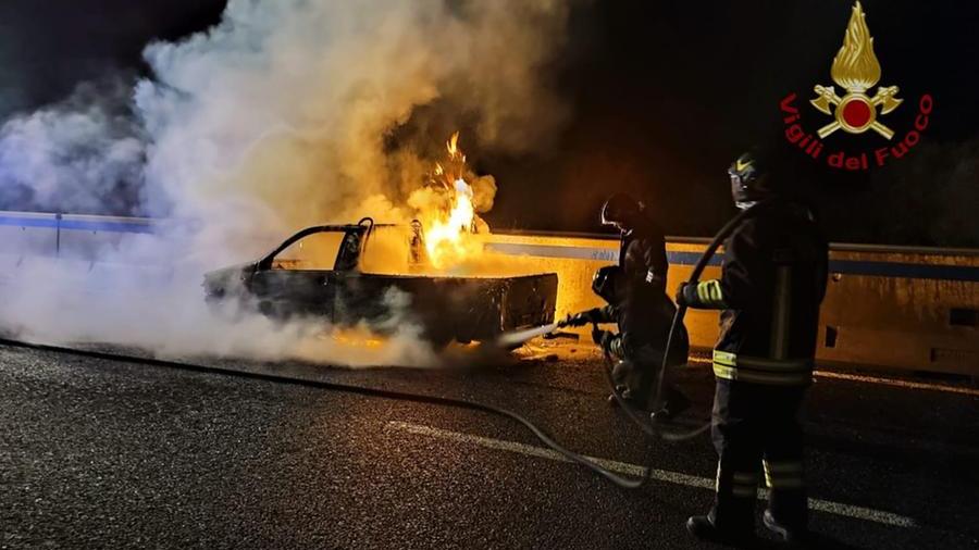 Sassari, auto in fiamme sulla camionale: intervengono i vigili del fuoco