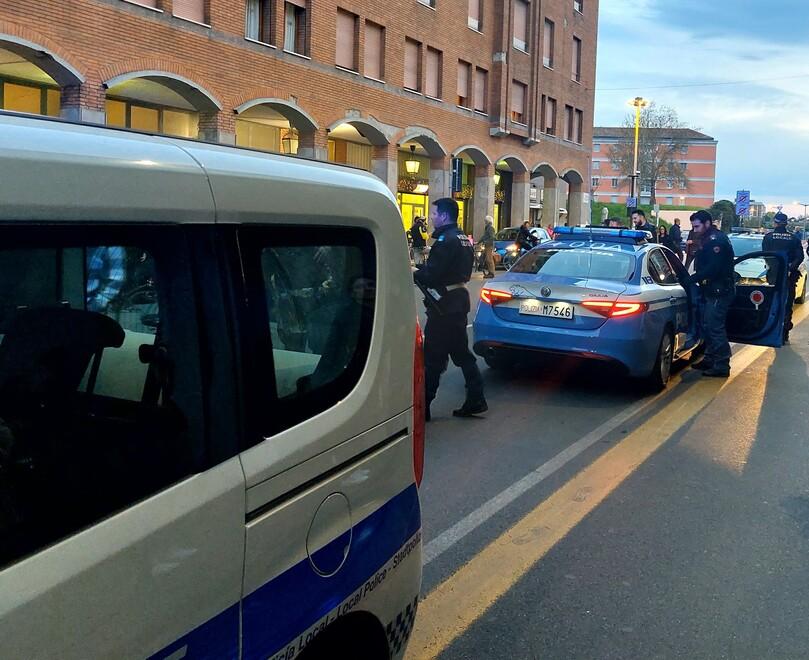 Caos sull’autobus, poi ferma il traffico a Ferrara. Resiste ai poliziotti e viene arrestato